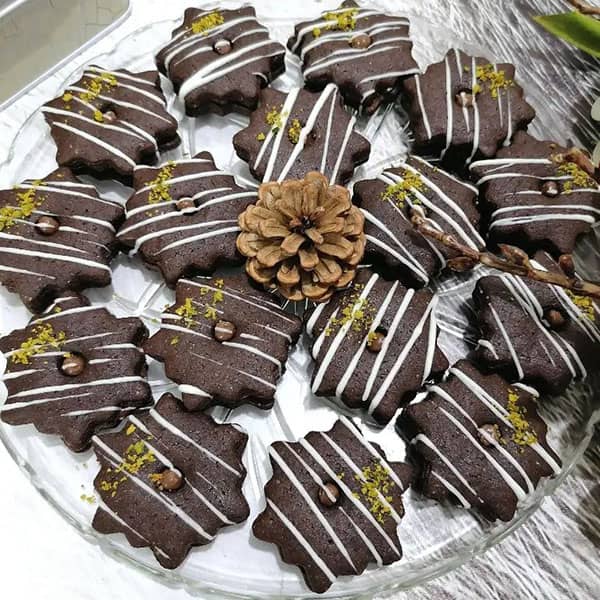 مواد لازم و آموزش بیسکویت شکلاتی مغزدار خانگی (مرحله به مرحله)
