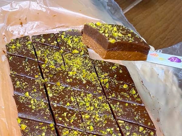 مواد لازم و آموزش حلوا نخودچی دو رنگ برای 2 یا 4 یا 6 نفر | تناسب ساده
