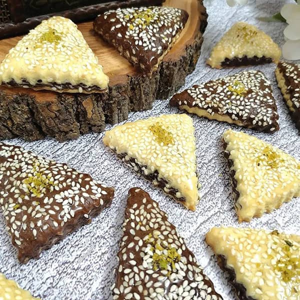 مواد لازم و آموزش شیرینی دو رنگ کنجدی خانگی (مرحله به مرحله)