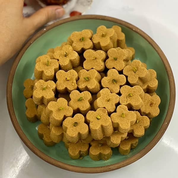 مواد لازم و آموزش شیرینی نخودچی با روغن مایع خانگی (مرحله به مرحله)