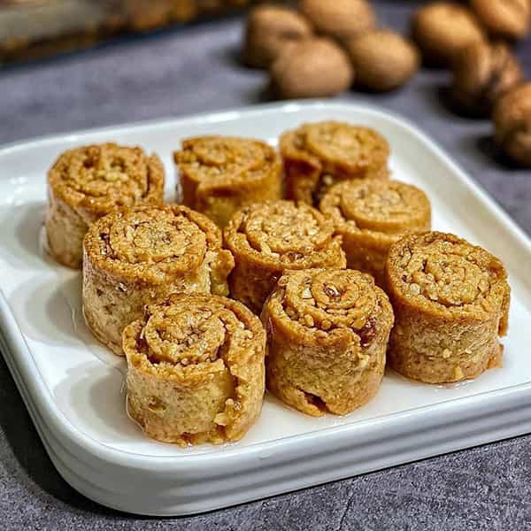 مواد لازم و آموزش شیرینی گردویی رولی خانگی (مرحله به مرحله)