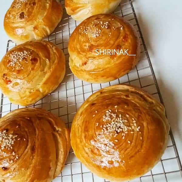 مواد لازم و آموزش نان لایه ای پنیری خانگی (مرحله به مرحله)