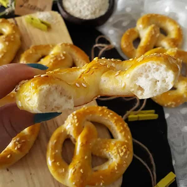 مواد لازم و آموزش نان پرتزل خانگی (مرحله به مرحله)