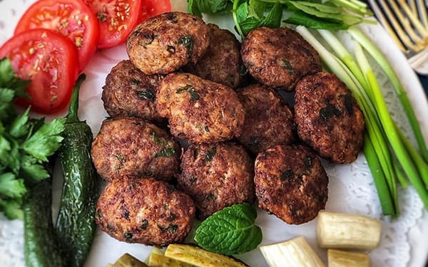 مواد لازم و آموزش کتلت قبرسی خانگی (مرحله به مرحله)