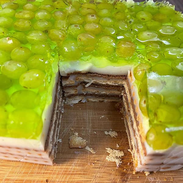 مواد لازم و آموزش کیک انگور یخچالی خانگی (مرحله به مرحله)