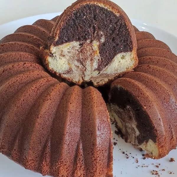 مواد لازم و آموزش کیک شکلاتی دو رنگ خانگی (مرحله به مرحله)