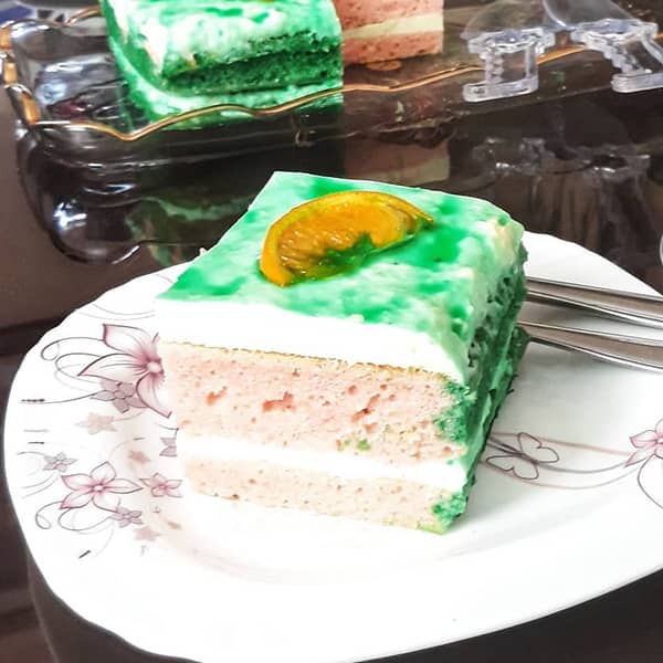 مواد لازم و آموزش کیک ژله ای خانگی (مرحله به مرحله)