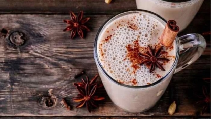 ۲ رسپی چای وانیل (با یخ و بدون یخ) + نکات خوشمزه‌تر شدن