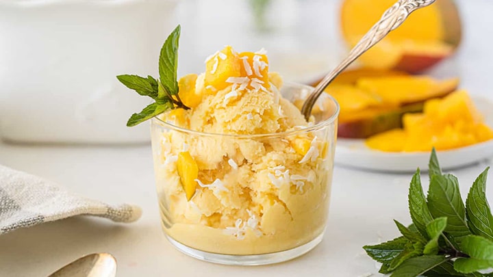 ۲ روش برای تهیه بستنی انبه خانگی؛ با مخلوط کن بدون آن