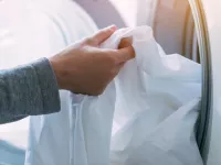 ۵ ترفند عالی جهت شستشوی لباس سفید زرد شده و رنگ گرفته