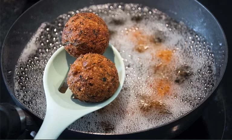 علت کف کردن روغن موقع سرخ کردن (2 نکته مهم)