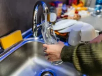 3 روش ساده و کاربردی برای تمیز کردن بطری های شیشه ای