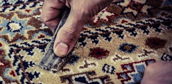 کاربرد سنباده در ترمیم سوختگی فرش با زغال