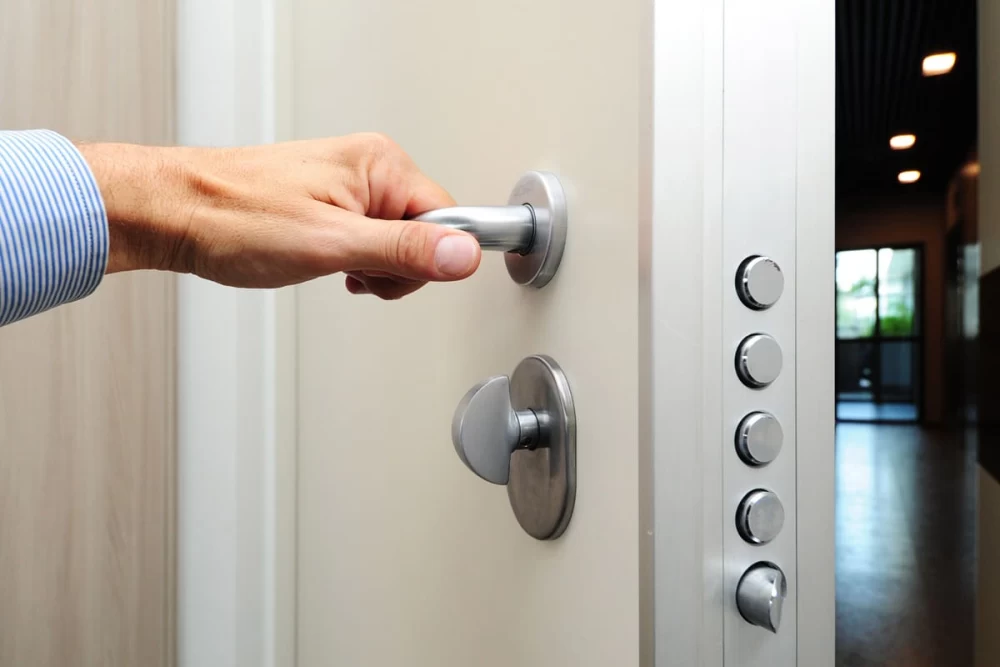 چگونه درب را تمیز کنیم ؟