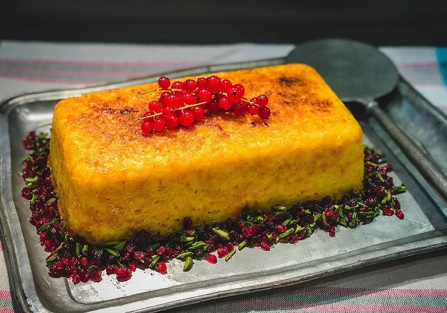 طرز تهیه برنج با ته دیگ زعفرانی به همراه ماست