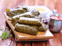 دلمه برگ مو با سبزی خشک، طعمی اصیل و خوشمزه