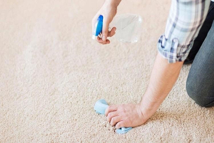 پاک کردن لکه شکلات از روی فرش