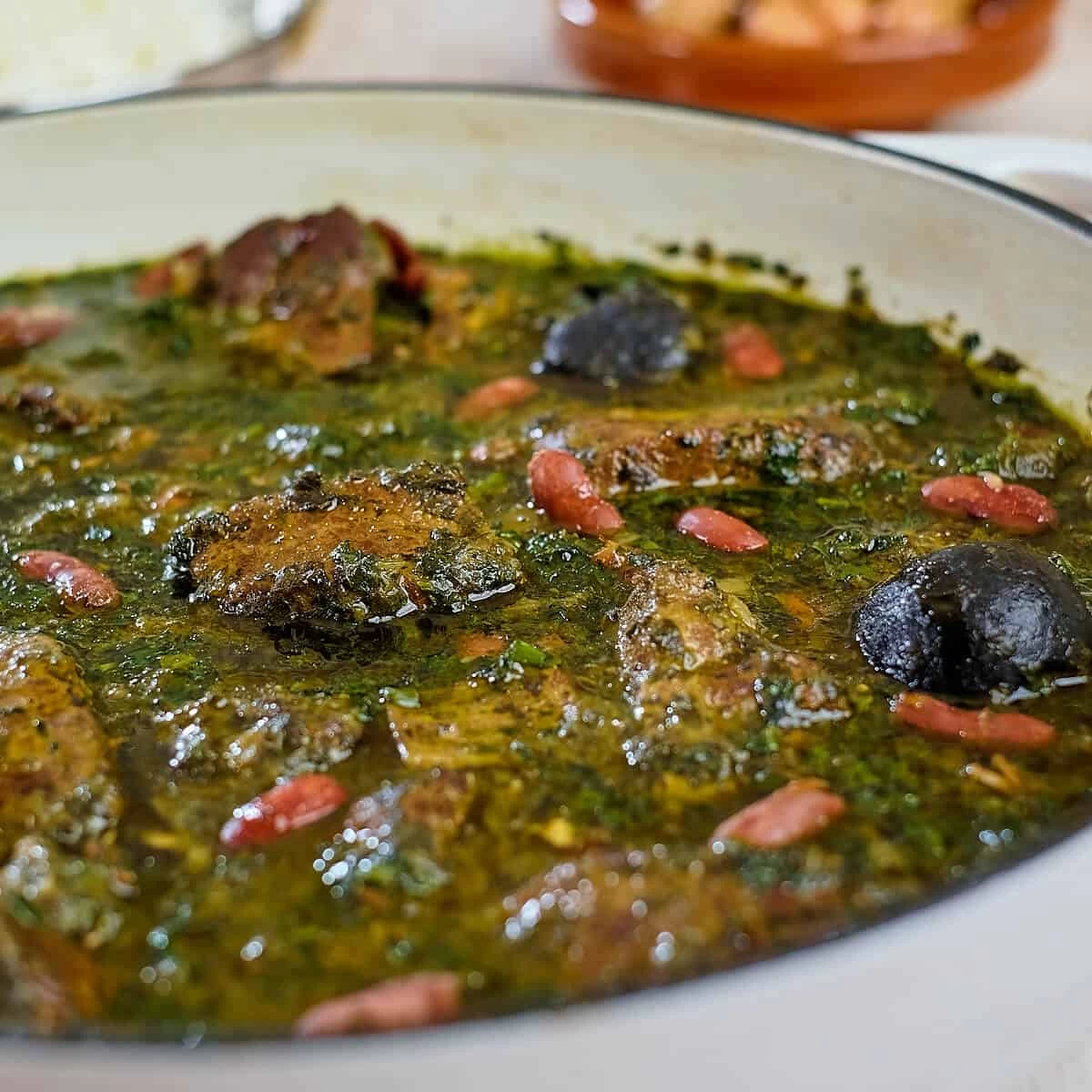 بررسی دلایل تلخی قورمه سبزی و راهکار رفع آن (2 نکته مهم)