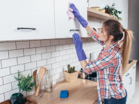 ساده‌ترین روش تمیز کردن لکه های چربی از روی کابینت چوب و هایگلاس