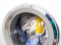 بهترین روش برای شستن و نگهداری تیشرت های چاپی (2 ترفند عالی) روش موثر جهت برگرداندن رنگ لباس سفید و رنگی
