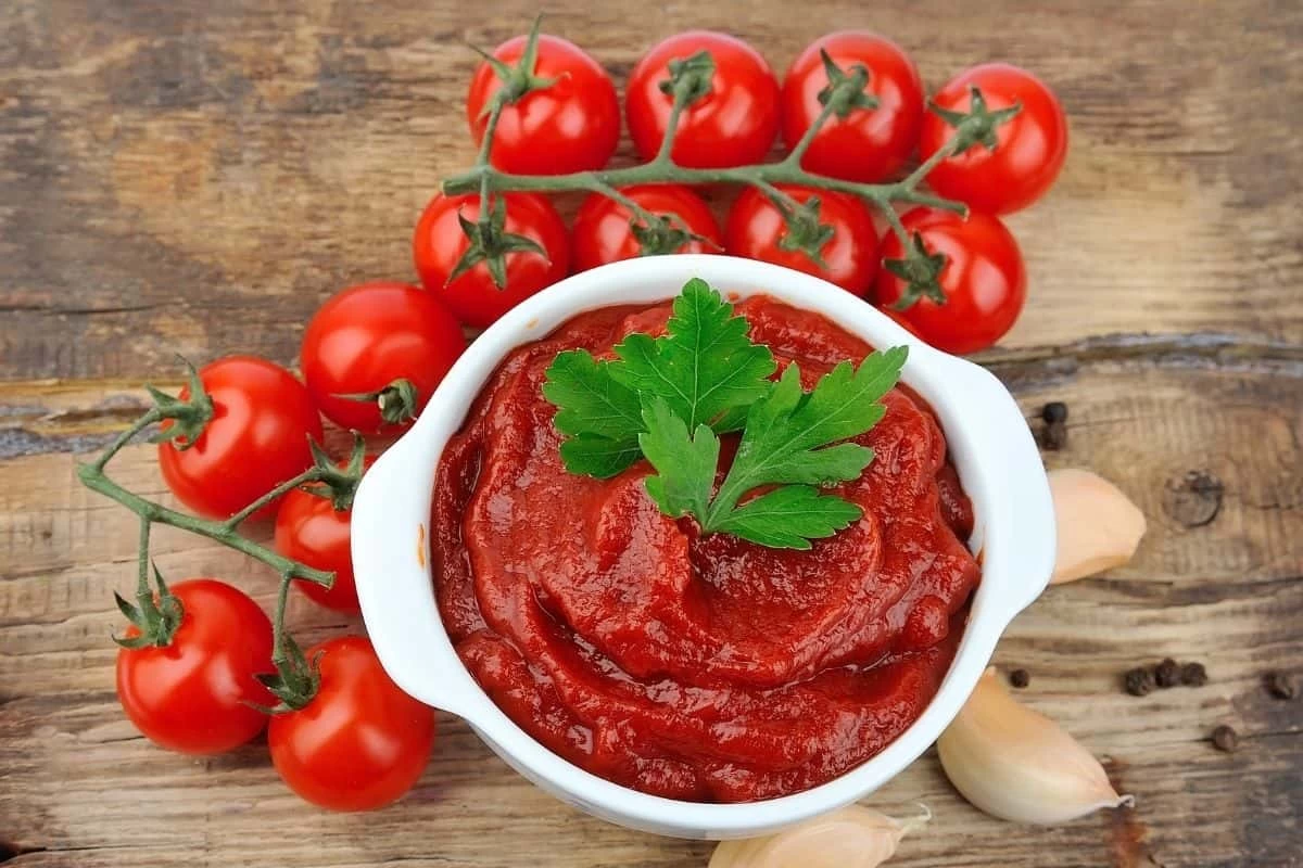 چطوری تلخی رب گوجه را برطرف کنیم