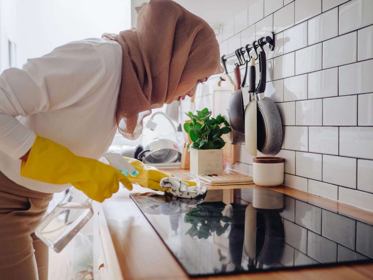 تمیز کردن گاز شیشه ای صفحه تخت با مواد طبیعی و ارزان قیمت (2 ترفند عالی)