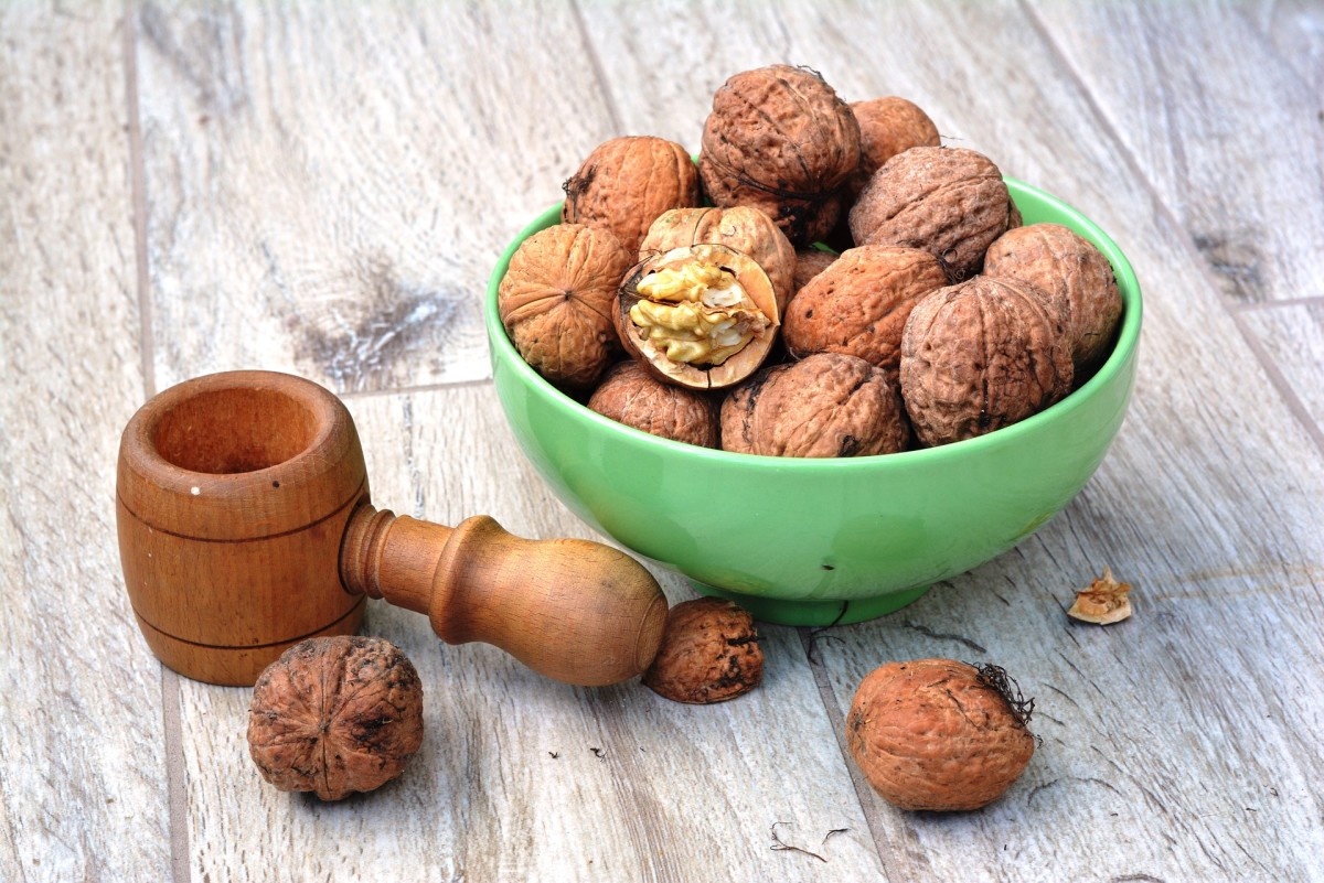 شکستن و پوست گیری گردو پکان: