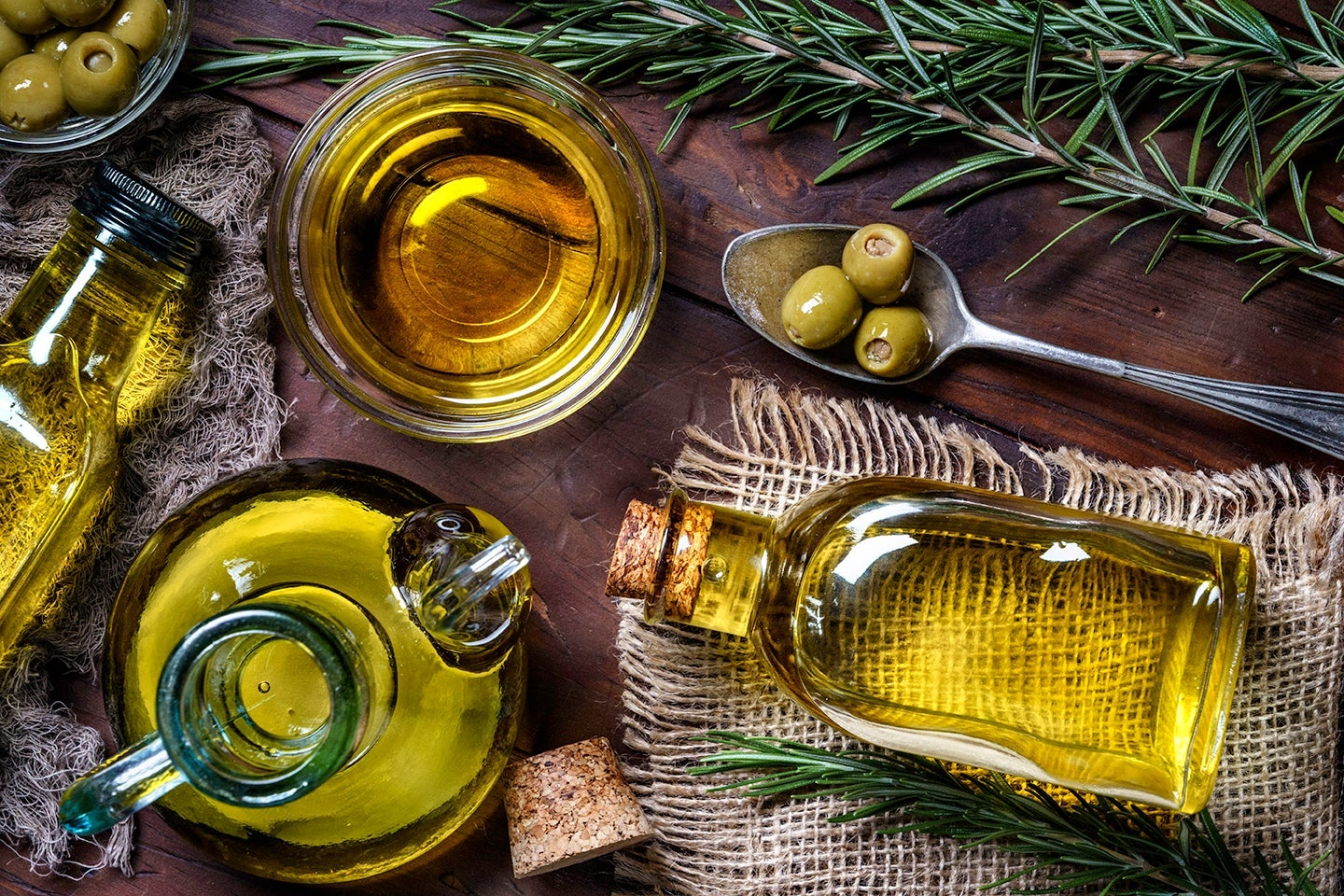 کدام روغن بهتر است؟ روغن آووکادو یا روغن زیتون (2 نکته مهم)