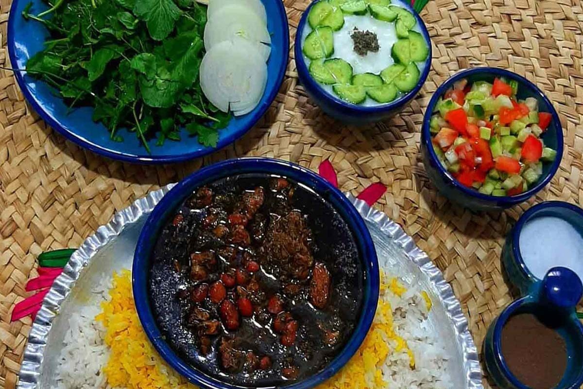راز درست کردن قورمه سبزی سیاه و خوش رنگ (2 نکته مهم)