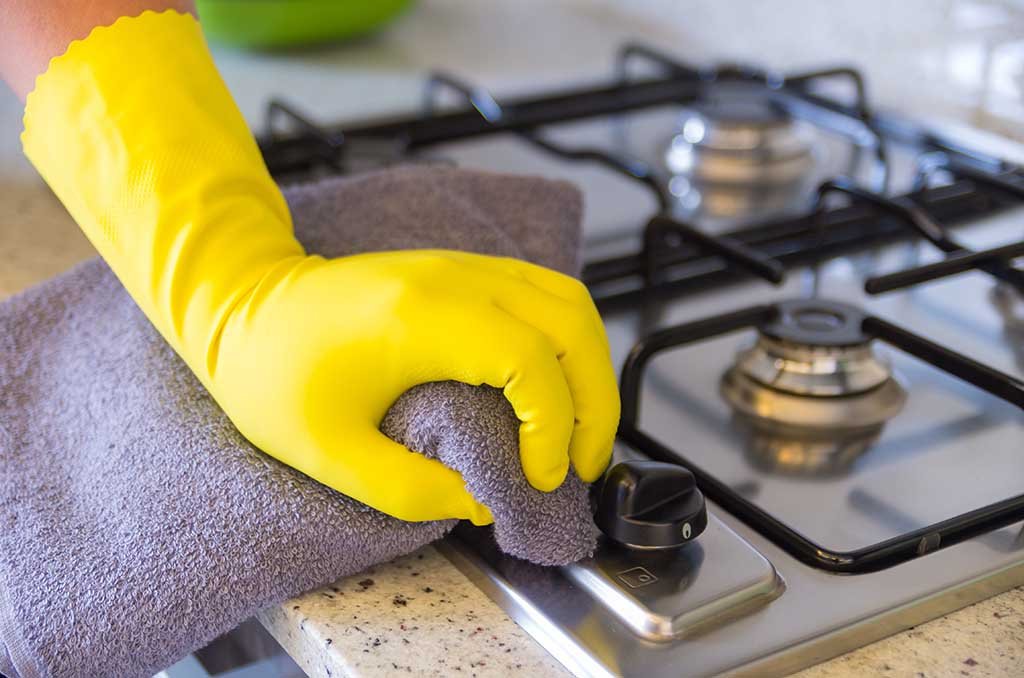 تمیز کردن اجاق گاز شیشه ای با کاردک