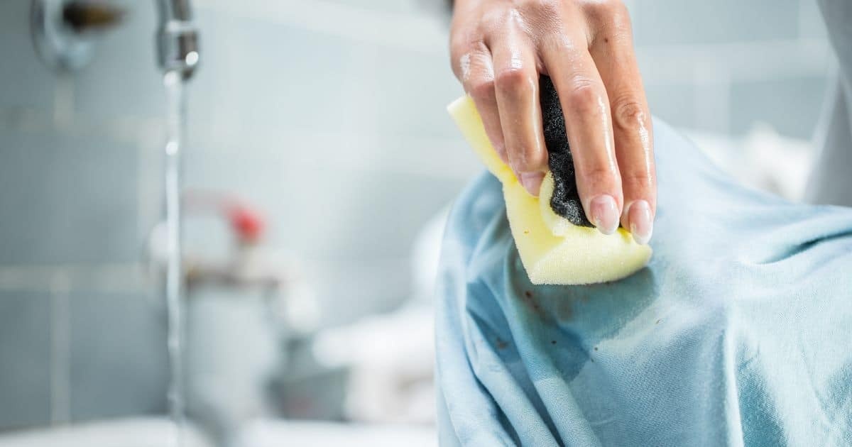 دلایل بوی نم و رطوبت لباس + رفع آن‌