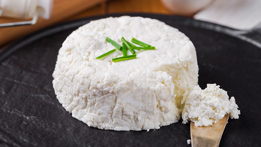 طرز تهیه پنیر لبنه در منزل + ارزش غذایی این پنیر برای سلامت بدن (2 نکته مهم)