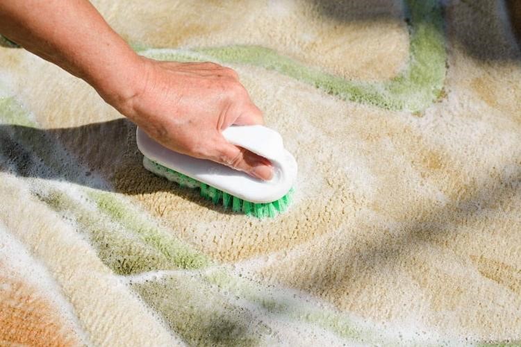چگونه فرش را براق کنیم؟ + ۴ ترفند برق انداختن فرش