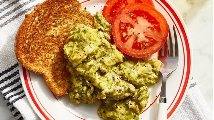 طرز تهیه تخم مرغ هم زده با سس پستو