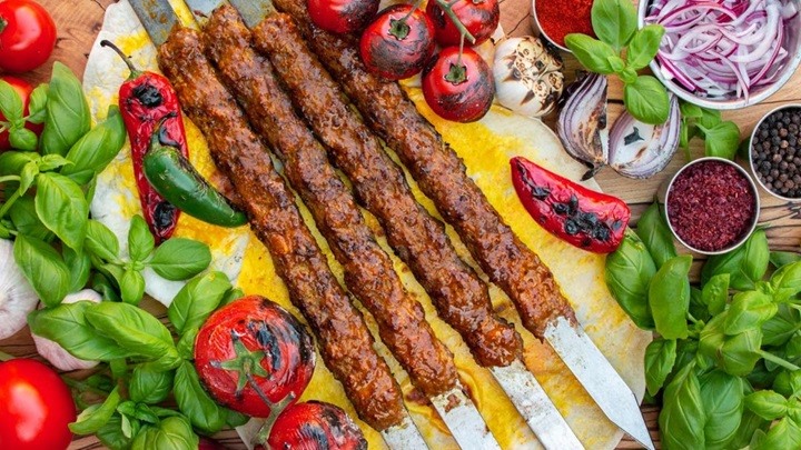 چرخ کردن ناکافی گوشت از علت‌های ترک خوردن کباب کوبیده