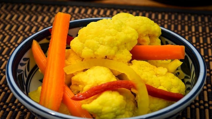 طرز تهیه ترشی گل کلم زردچوبه‌ای