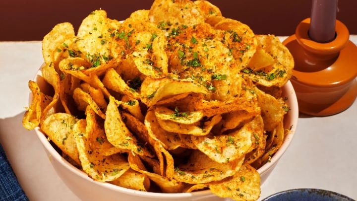 طرز تهیه چیپس پیاز و جعفری خانگی