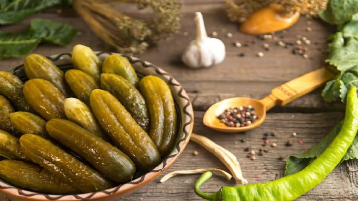 رسپی خیارشور خانگی با نخود خام
