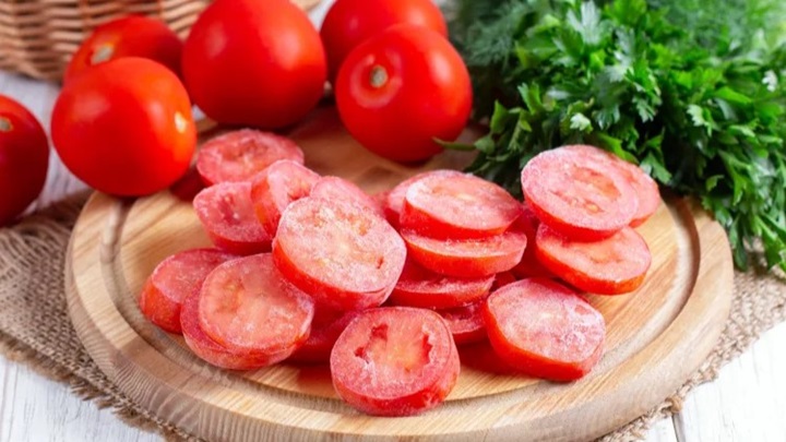ترفند فریز کردن گوجه فرنگی برای زمستان؛ بدون آب انداختن و بو دادن نکات طلایی برای فریز کردن کردن گوجه فرنگی در فصل زمستان