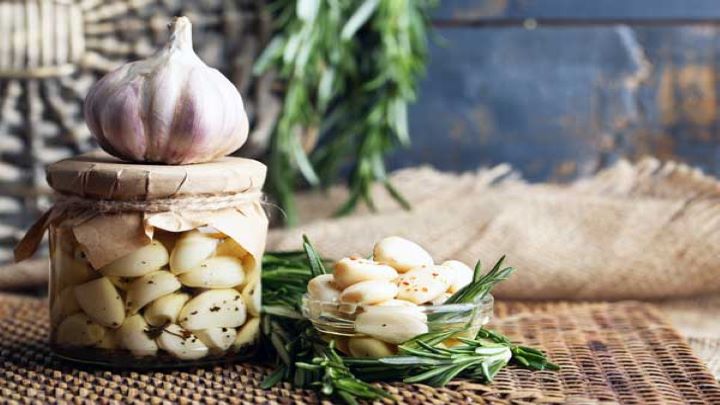 طرز تهیه ترشی سیر حبه‌ای فوری