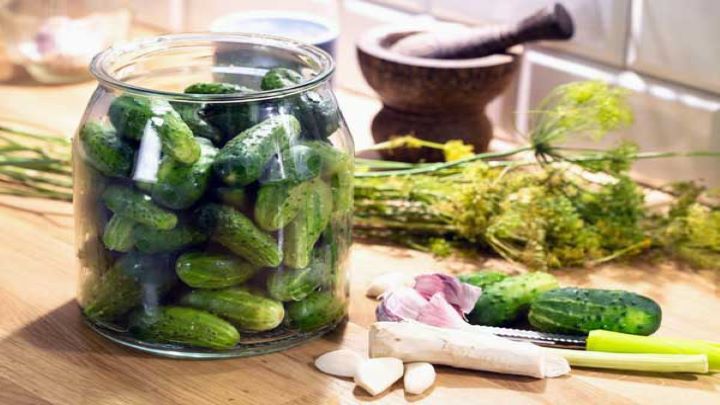 رسپی خیارشور با سبزی خشک