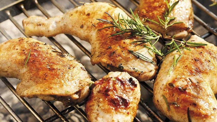 سرو کردن خوراک مرغ با رزماری و زنجبیل