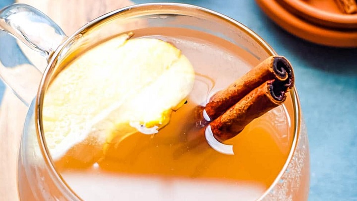 طرز تهیه دمنوش سیب و گلابی با دارچین