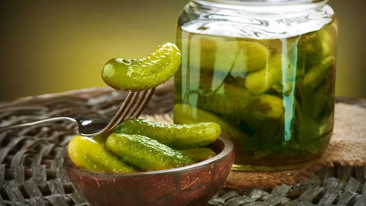 برای ماندگاری بیشتر خیار شور از نسبت آب و نمک مناسبی استفاده کنید