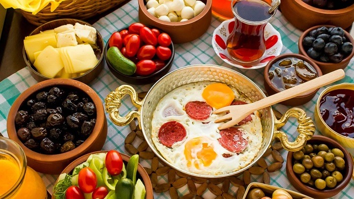 عدسی با تکه‌های سیب‌زمینی از صبحانه‌های مقوی برای دانش‌آموزان
