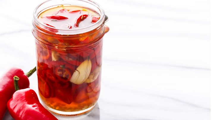 چگونه تندی ترشی فلفل را کم کنیم؟ (۴ ترفند ساده) برای کم کردن تندی ترشی فلفل، مقداری سرکه به آن اضافه کنید