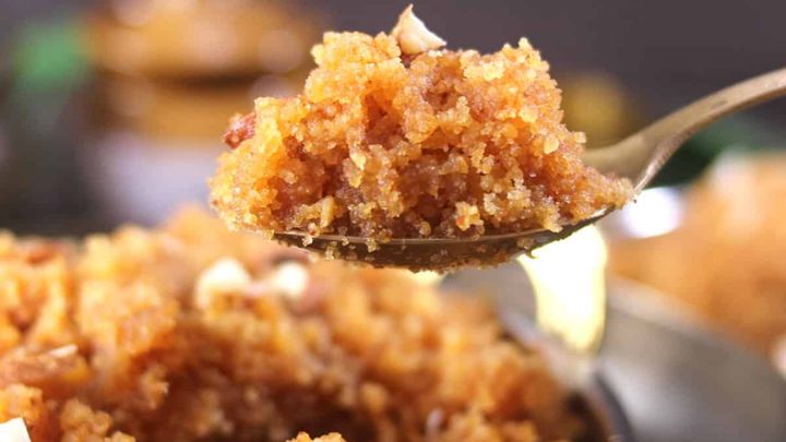 آماده سازی شربت برای تهیه حلوا گلابی خانگی