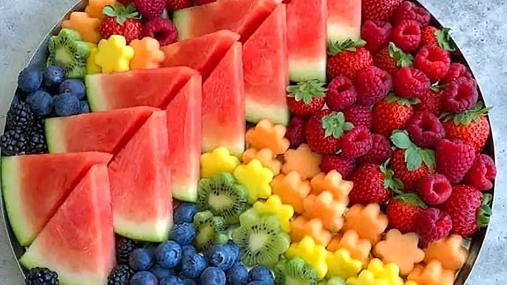 تزیین سینی میوه با میوه&zwnj;های تابستانی