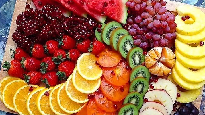 نحوة چیدمان سینی مزه با میوه&zwnj;های برش خورده