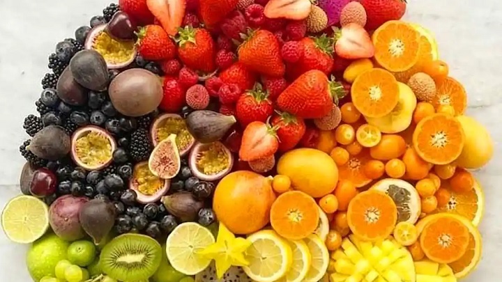 بهترین ایده&zwnj;های تزیین سینی میوه برای مهمانی و خواستگاری